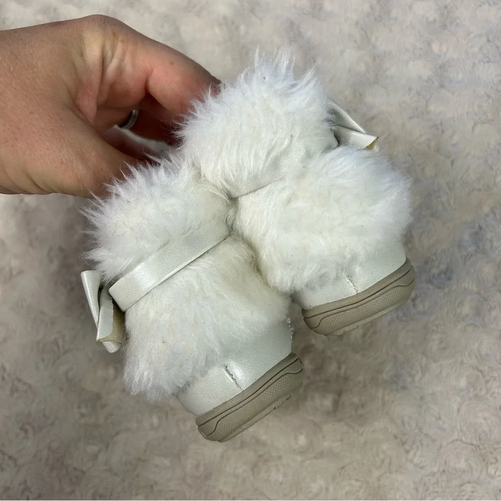 Wonderkids Fuzzy White Boots Baby Girl Size 4 Bow